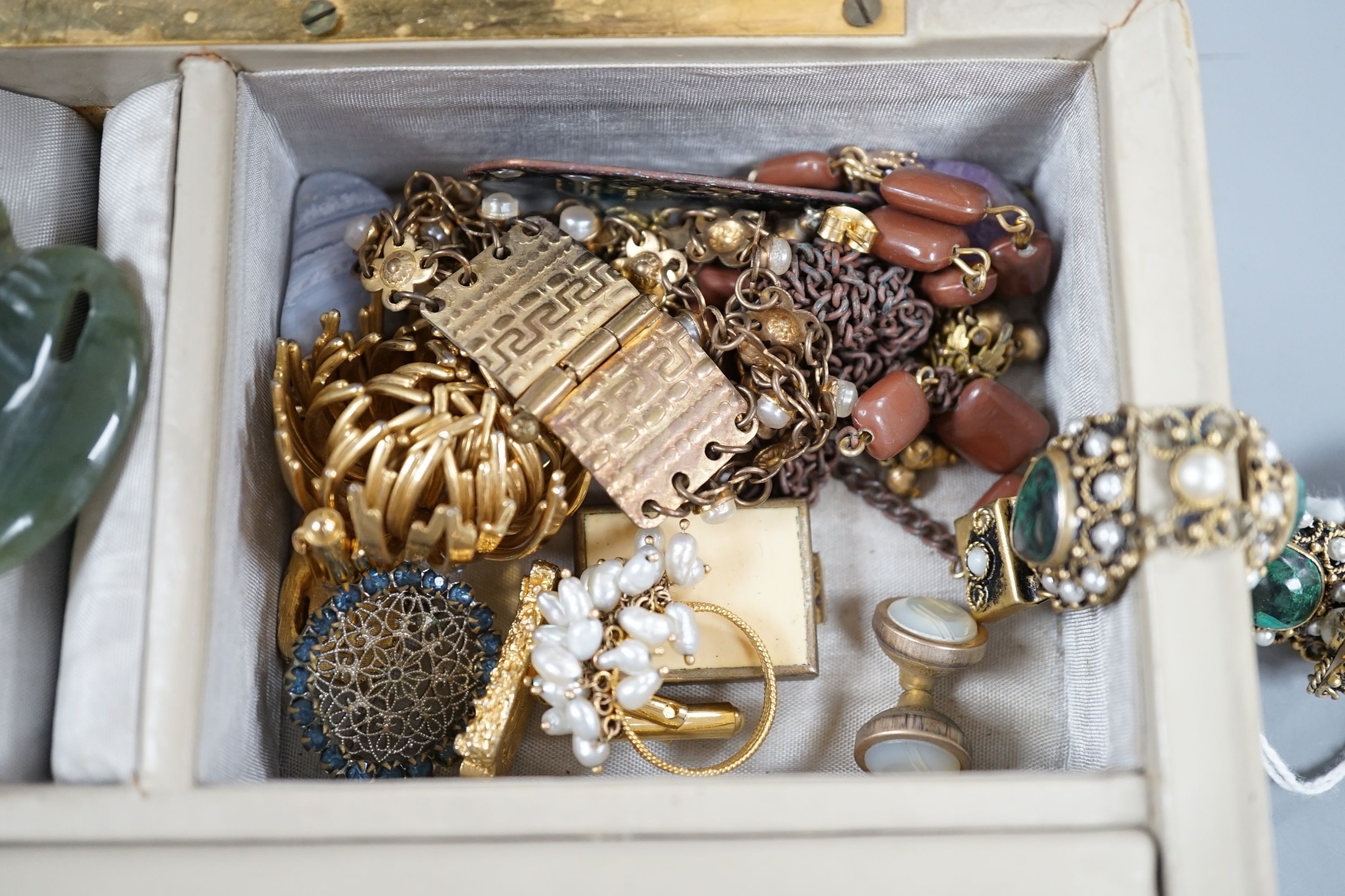 A yellow metal and baroque pearl cluster ring, a gilt white metal and malachite bracelet and assorted costume jewellery.